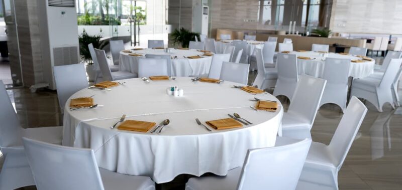 What can attract the customer through table linens