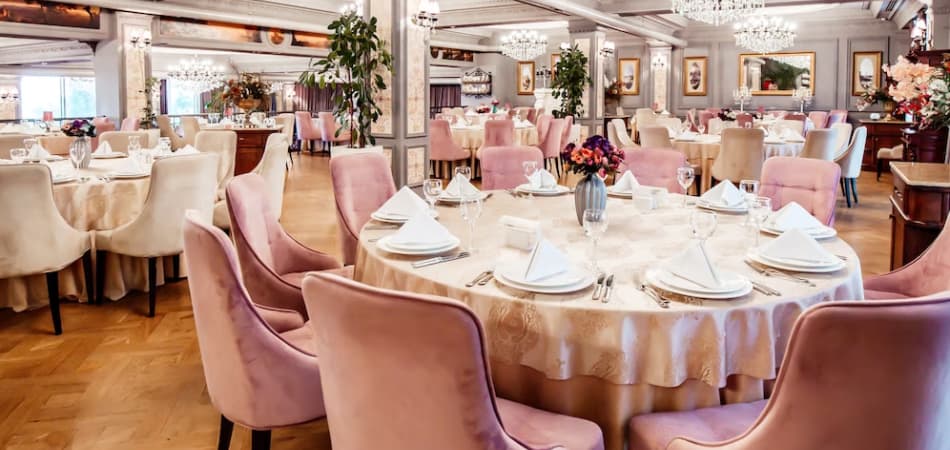 What Is the Difference Between Fine Dining & Casual Dining?
