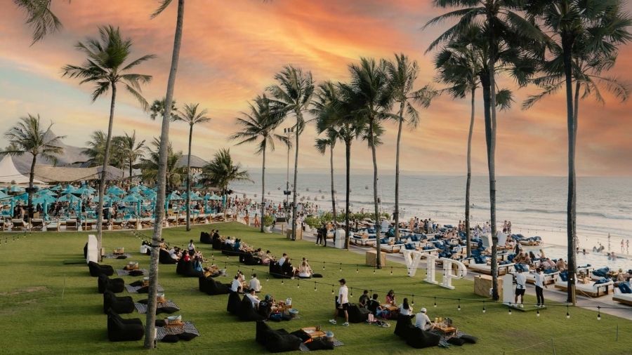 How Professional Linen Services Keep Beach Clubs Spotless